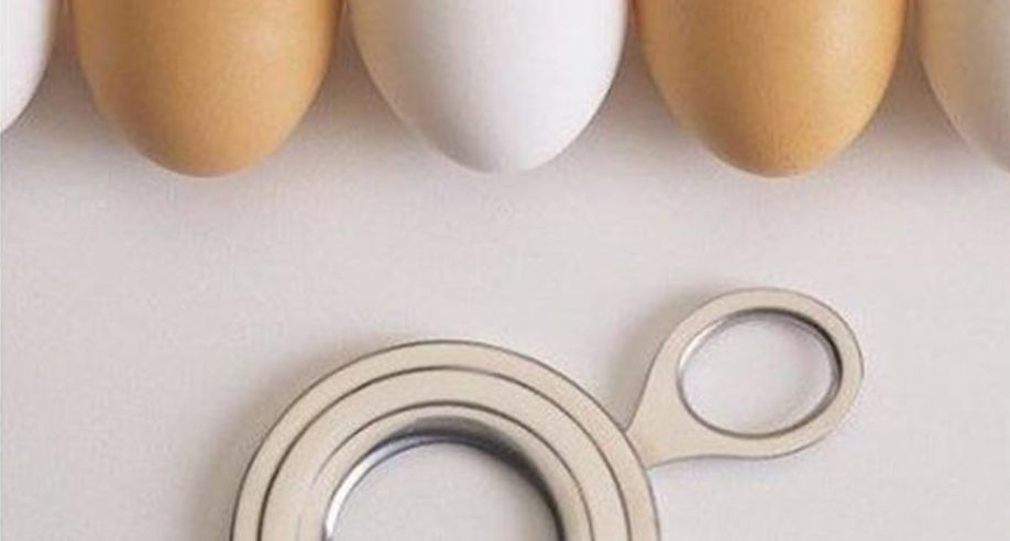 Gadget for the straight cut eggshell. Knife for eggs